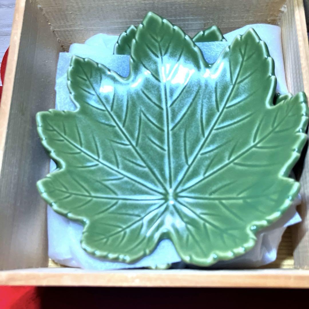 【廃盤品】有田焼　窯元特級品　天龍青磁　銘々皿揃　葉モチーフ　5枚セット　中皿 Amazon.co.jp: 有田焼窯元特級品 天龍青磁 銘々皿揃 : ホーム＆キッチン